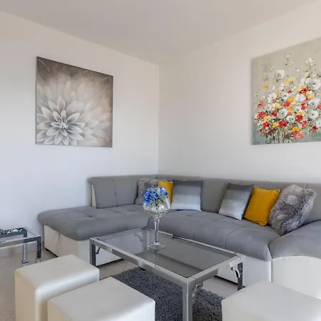 2 With Hot Tub * Mlini