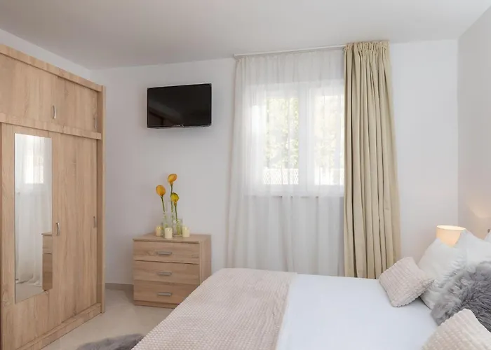 Apartment 2 With Hot Tub *