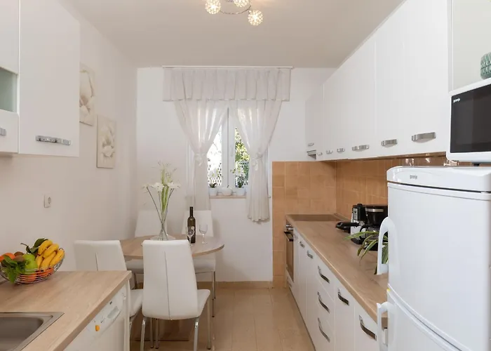 Apartment 2 With Hot Tub Mlini