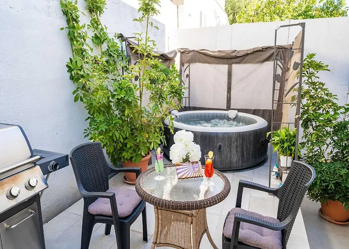 2 With Hot Tub Apartment Mlini