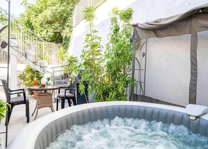 Apartment 2 With Hot Tub Mlini